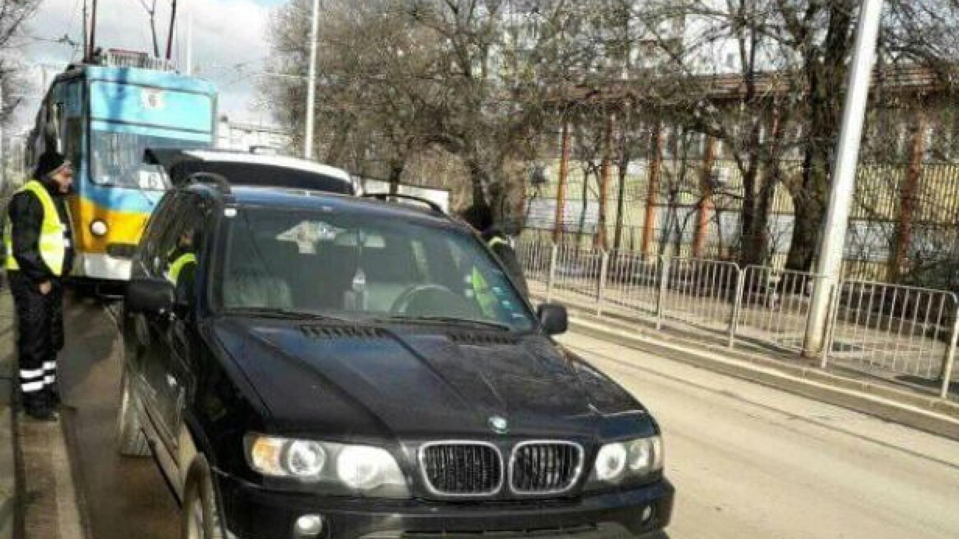 Шофьор БМВ възмути столичани с наглото си паркиране СНИМКА 