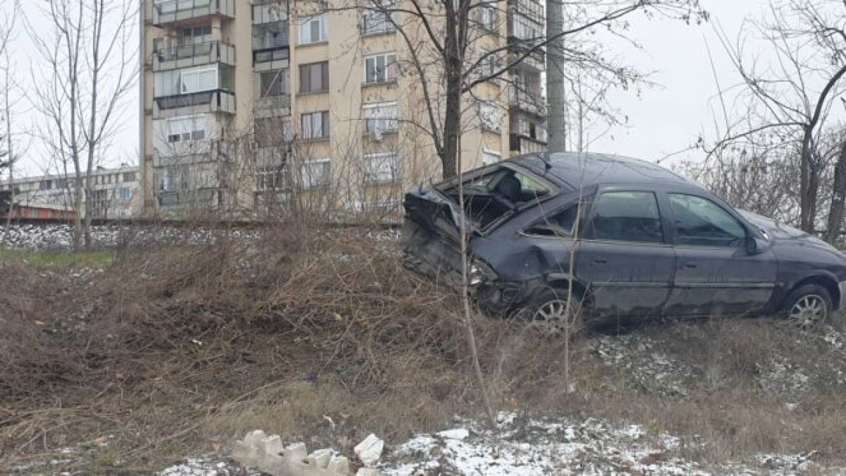 Шофьори се счепкаха на паркинг в Казанлък, метнаха се в колите и стана страшно СНИМКИ 