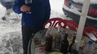 Студ ли? Смели пловдивчани излязоха на снега, разпалиха барбекюто и... СНИМКИ 