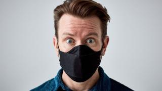 Скандален бизнес: Жени продават маски с миризмата на вагините си СНИМКИ 18+