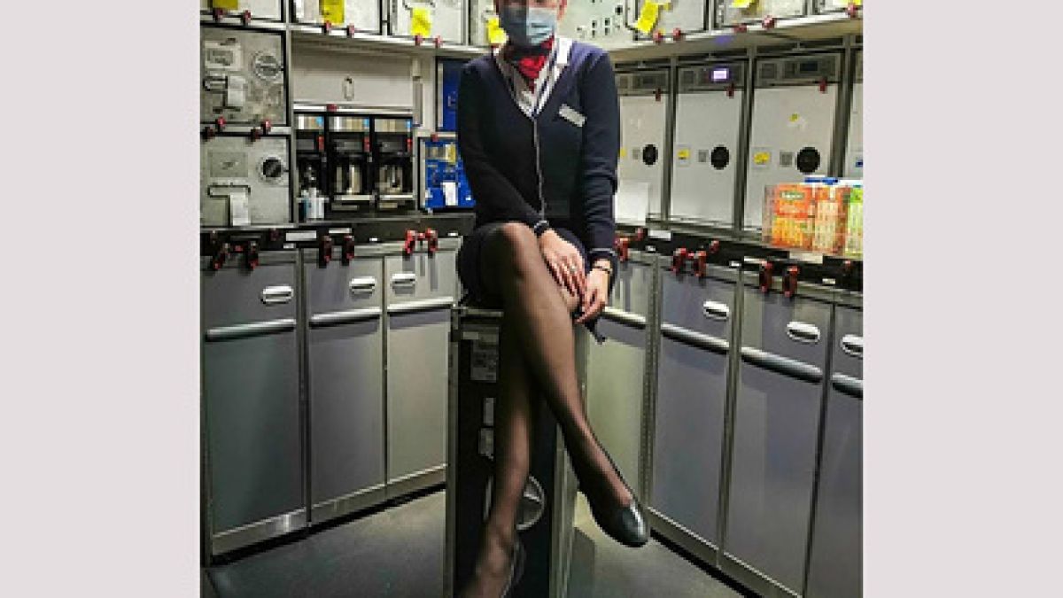 Стюардеса с мини пола седна върху количка за храна, пасажерите й благодарят за гледката