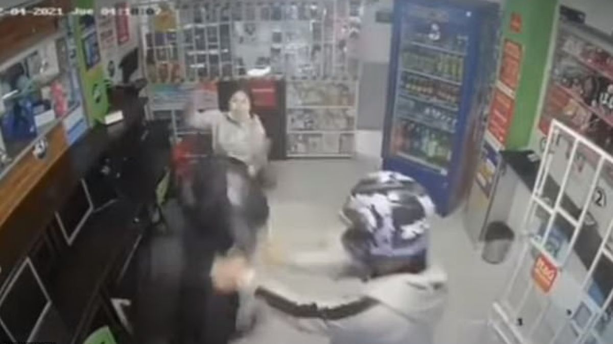 14-г. момиче разказа играта на двама въоръжени обирджии ВИДЕО 