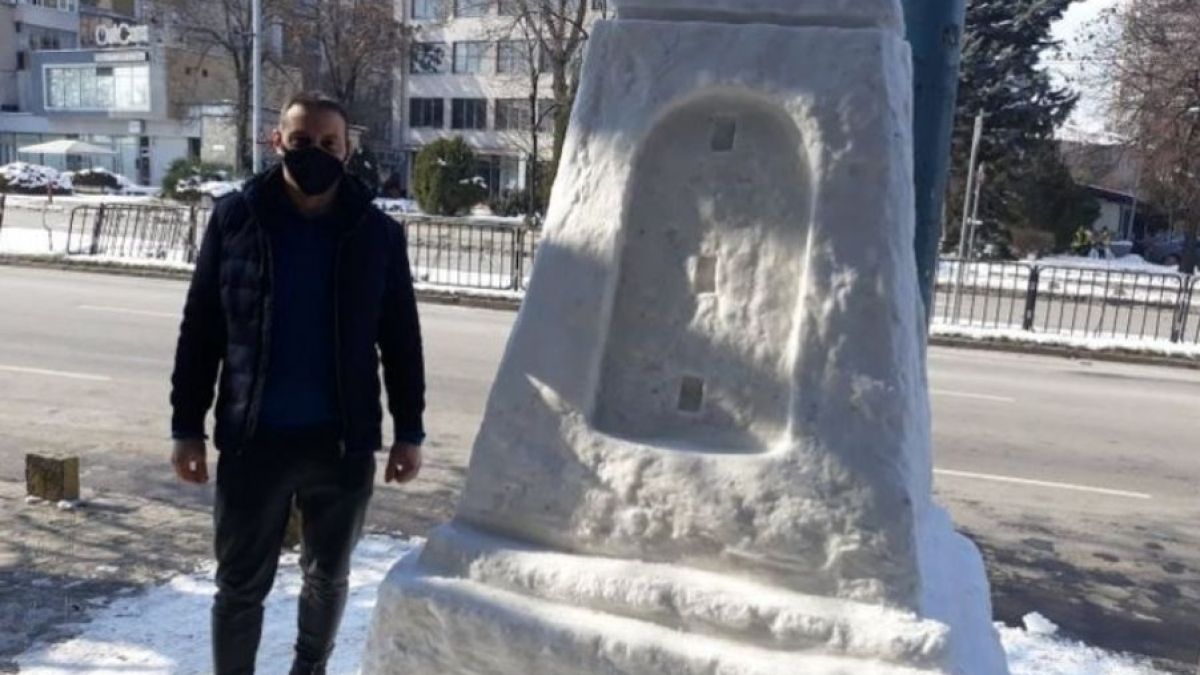 Двуметров Паметник на свободата от лед събира погледите на пловдивчани СНИМКИ 