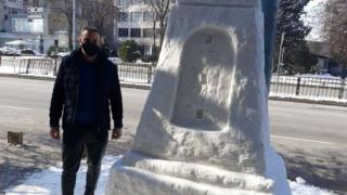 Двуметров Паметник на свободата от лед събира погледите на пловдивчани СНИМКИ 