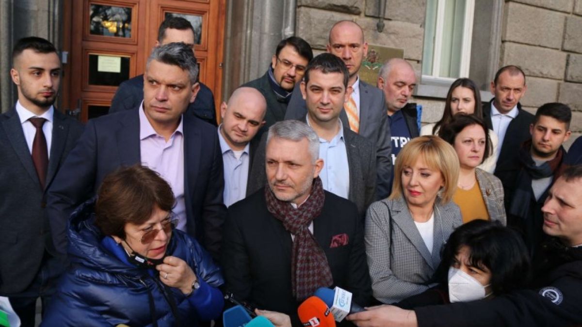 "Отровното Трио" и Манолова закъсаха за пари! Молят се на всеки
