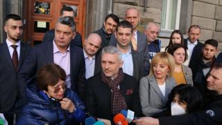 "Отровното Трио" и Манолова закъсаха за пари! Молят се на всеки