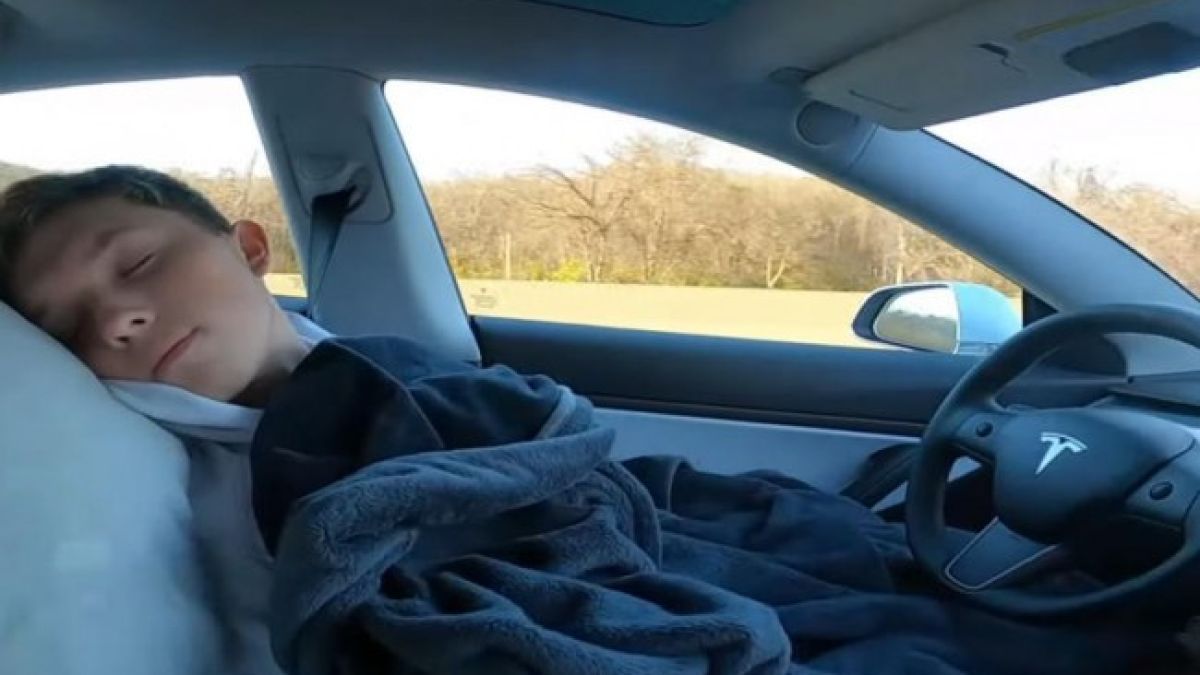 Майка шокира с глупостта си: Ето какво позволи на сина си в колата си ВИДЕО 