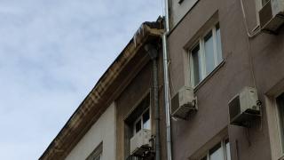 Опасни ледени висулки дебнат столичани отвсякъде СНИМКИ
