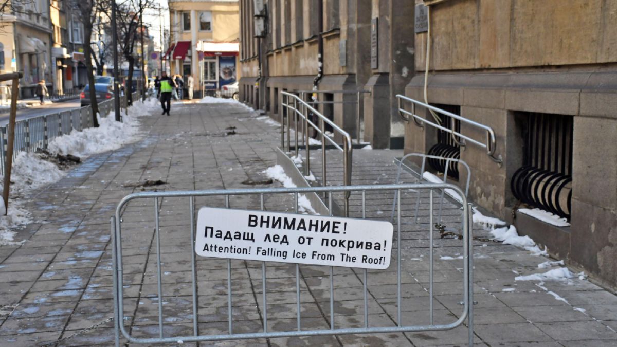 Камери са заснели инцидента с ледения къс, който рани жена