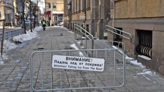Камери са заснели инцидента с ледения къс, който рани жена