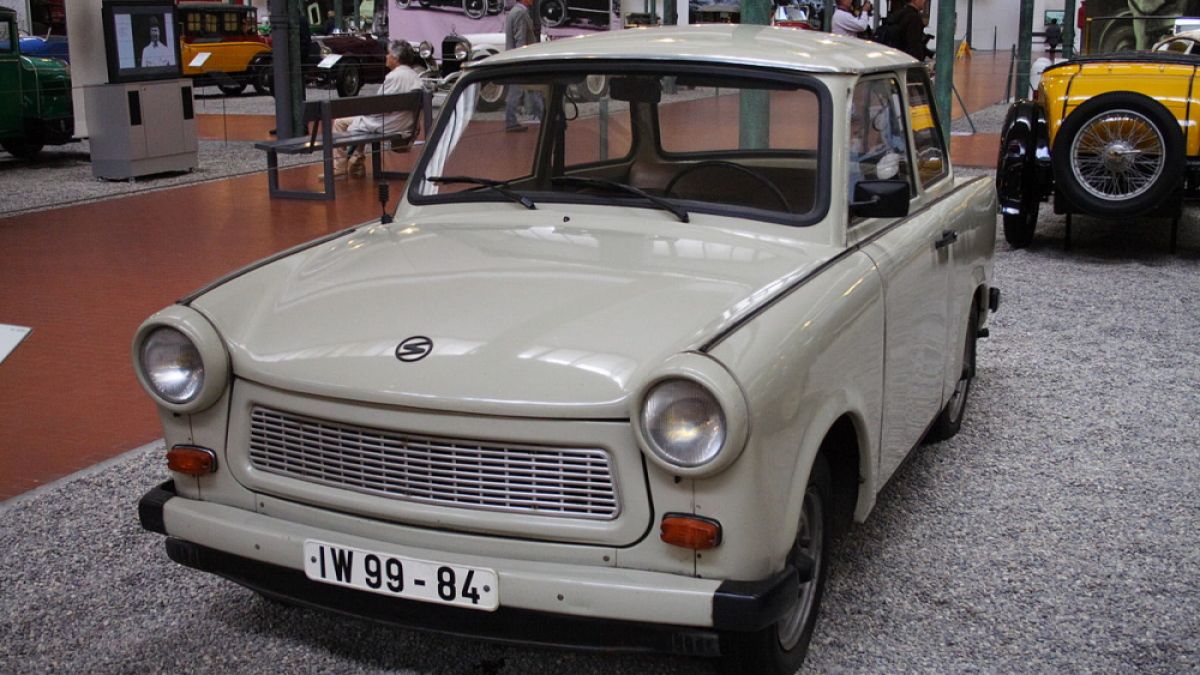 Шофьор провери до каква скорост може да ускори Trabant от 1979 година ВИДЕО 