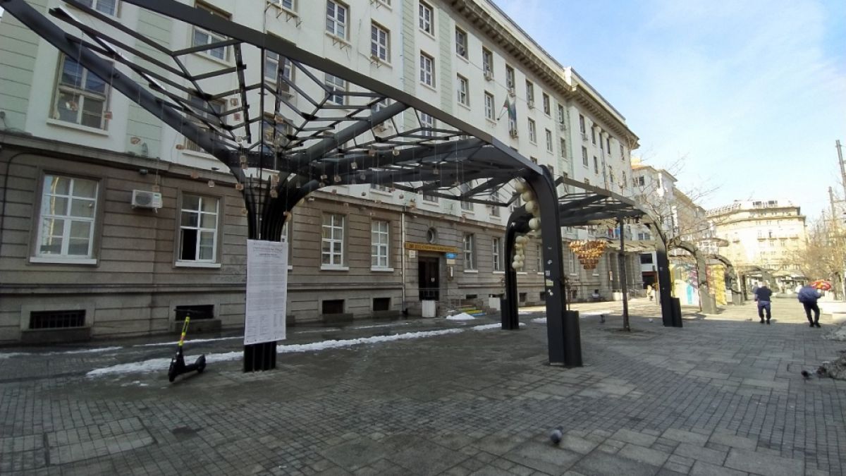 Фоторепортаж в БЛИЦ! "Светлините над града" грейнаха на площад Славейков