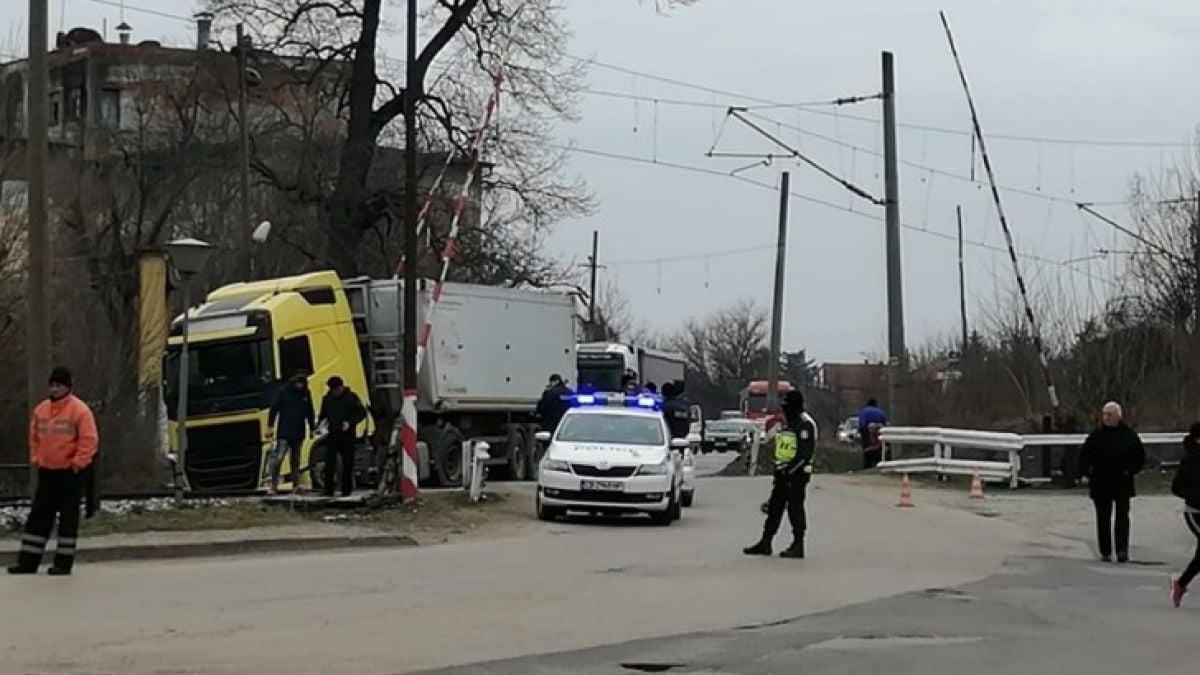 Влак и ТИР се удариха в Лом СНИМКА
