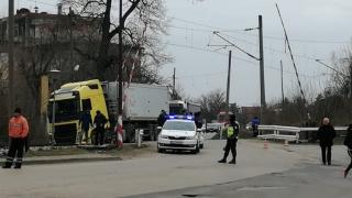 Влак и ТИР се удариха в Лом СНИМКА
