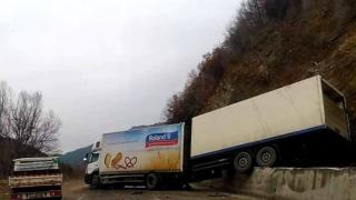 Зрелищна каскада затвори пътя между Банско и Гоце Делчев