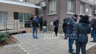 Опашки от желаещи да се ваксинират се извиха и в Бургас СНИМКИ 