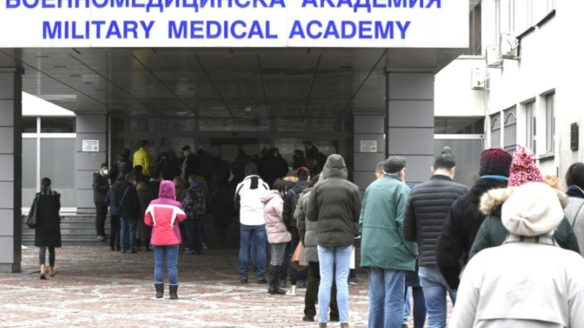 Огромни опашки се извиха в София за ваксините 