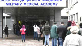 Огромни опашки се извиха в София за ваксините 