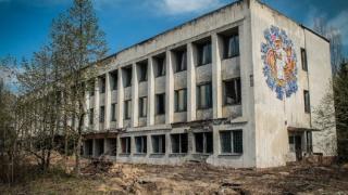 Зловеща фигура в шлифер бе забелязана в изоставена сграда в Чернобил ВИДЕО