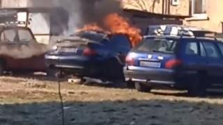 Цигане си поигра между две коли в Перник и направи голяма беля ВИДЕО 
