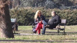 Иванчева и днес изпълзя на припек, щракнаха я в мъжка компания СНИМКИ 