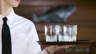 Уволниха сервитьорка, защото не иска да се ваксинира 