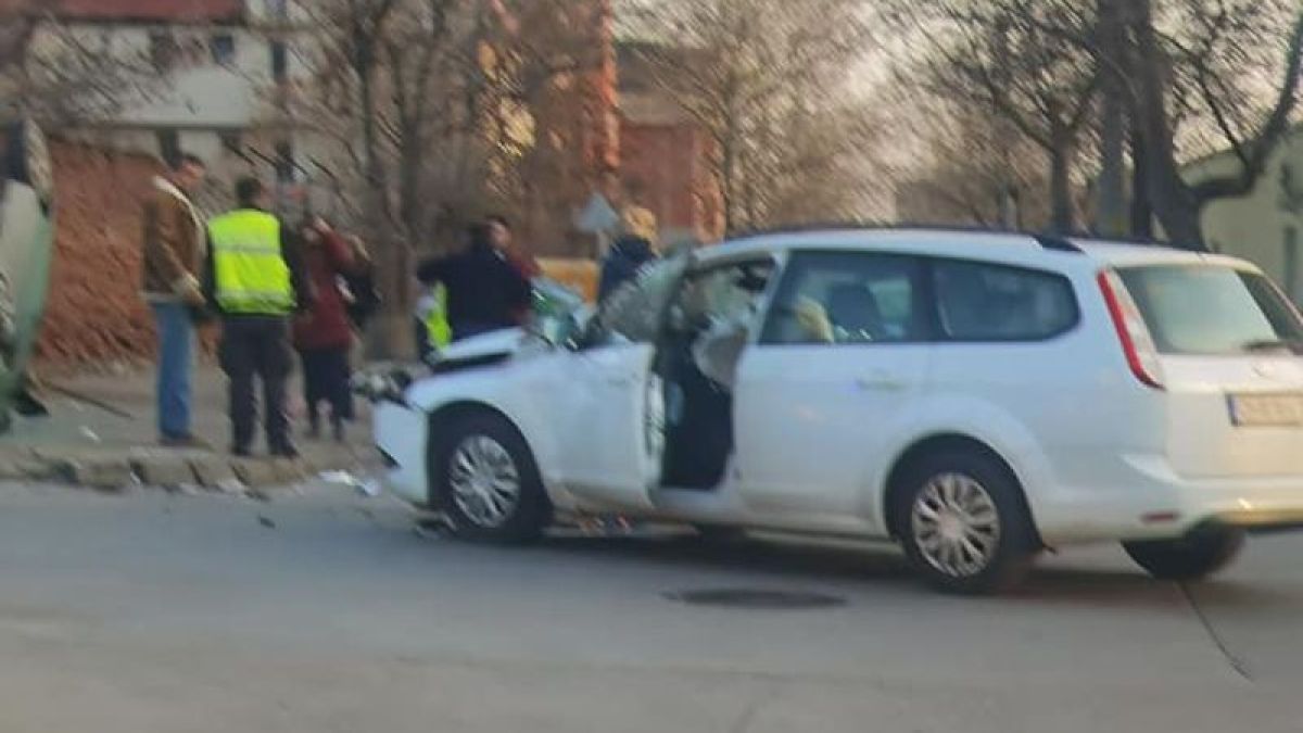 Ужасяващо меле в Сливен, хората се молят да няма жертви СНИМКИ 