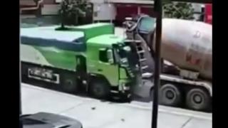 Няма да повярвате какво се случи с кола, сплескана между два камиона ВИДЕО