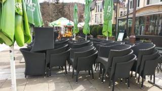 Дни преди отварянето: Няма кой да работи в заведенията