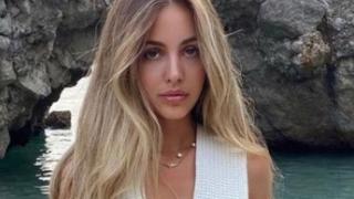 Секси тенденция: Шал върху голи гърди СНИМКИ 