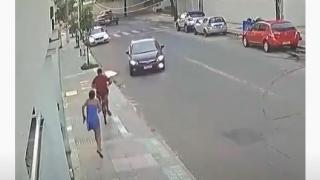 Зрелищни ВИДЕА 18+: Брутално улично правосъдие след кражба от девойка