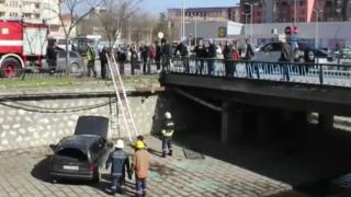 Невиждано опасна ситуация в Хасково! Сред зрелищна каскада в реката двама са... ВИДЕО