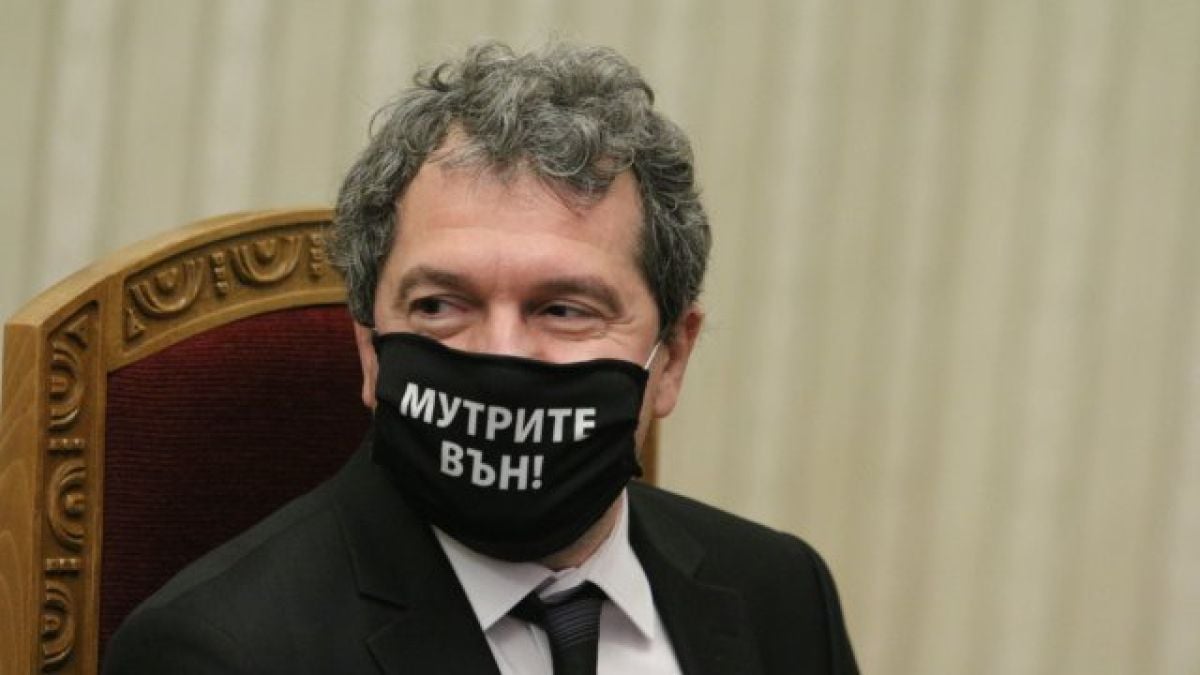 Дясната ръка на Слави потрива доволно ръце след първите резултати 