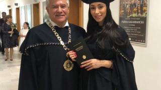 Браво: Гери от “Къртицата” получи диплома по право, връчена лично от ректора на НБУ СНИМКА
