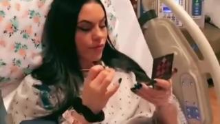 Жена се гримира докато ражда и се прочу в мрежата ВИДЕО