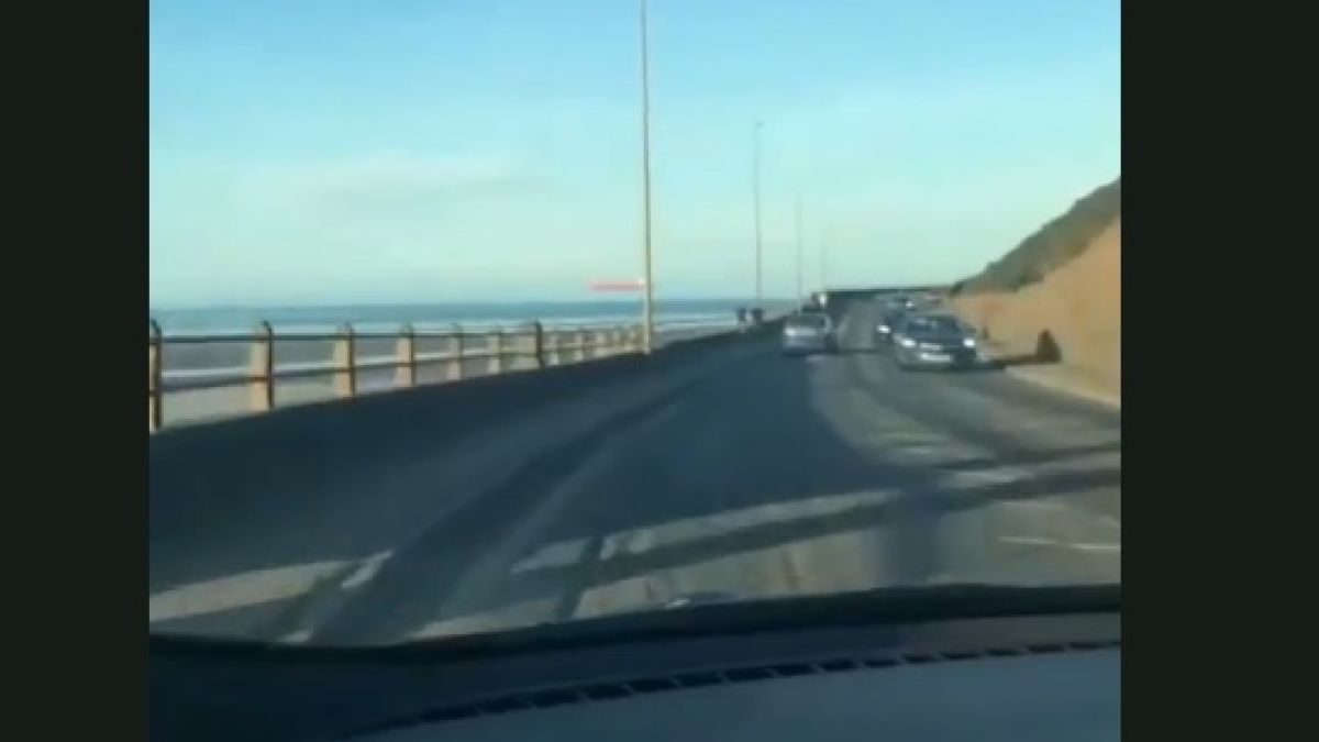 Мъж бе изумен след като видя огромен кораб в небето ВИДЕО