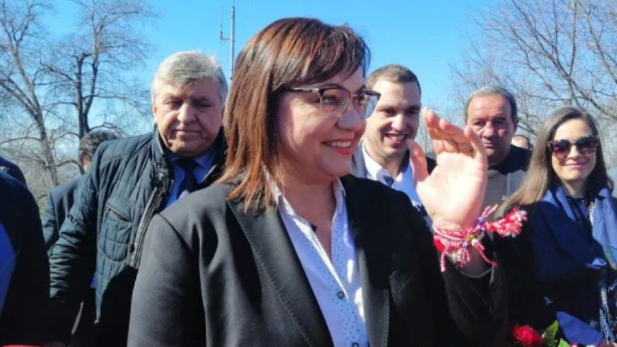 Нинова пред Паметника на освободителите: Да си българин е състояние на духа СНИМКИ 