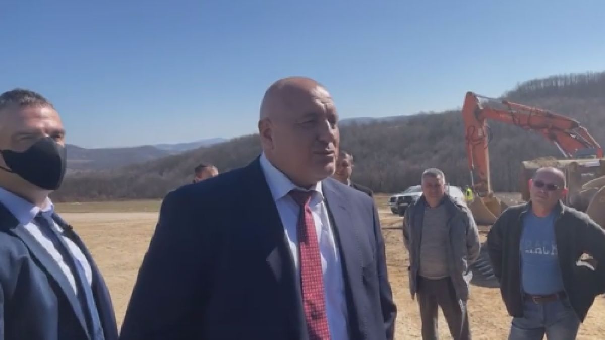 Борисов направи нещо уникално със сакото си на магистрала "Хемус" ВИДЕО 