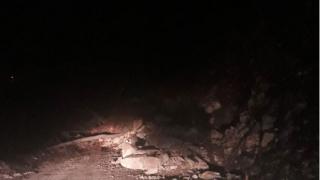 Свлачище затвори пътя край Асеновград СНИМКА