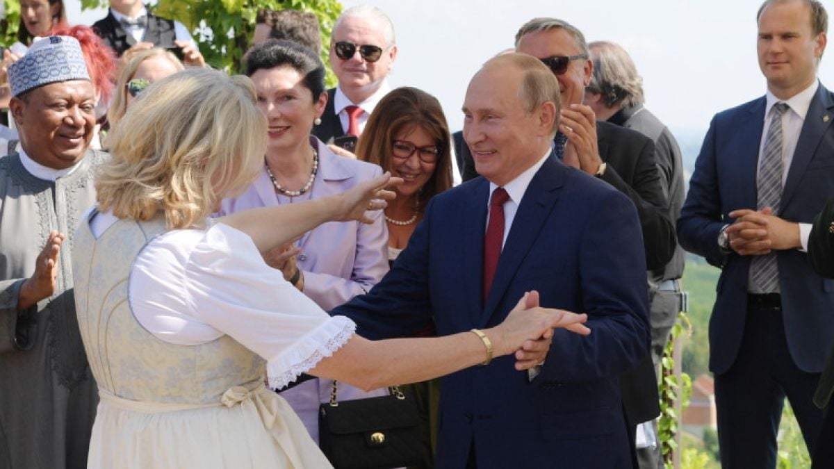 Австрийската министърка, която танцува с Путин, влиза в управата на „Роснефт”