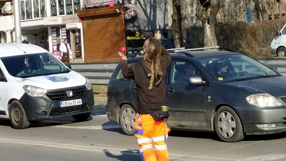 Млад мъж направи нещо уникално на столично кръстовище, всички него гледат ВИДЕО 
