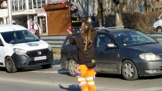 Млад мъж направи нещо уникално на столично кръстовище, всички него гледат ВИДЕО 