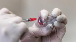 Свещеници анатемосаха ваксината на Johnson&Johnson, тъй като съдържала...