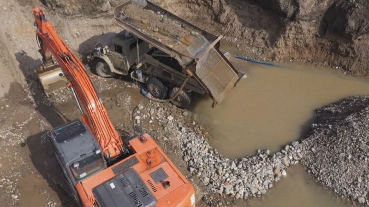 Златотърсачи превърнаха "Струма" в лунен пейзаж