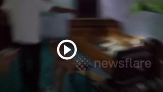 Жена се събуди от силно съскане, а когато погледна под леглото... 