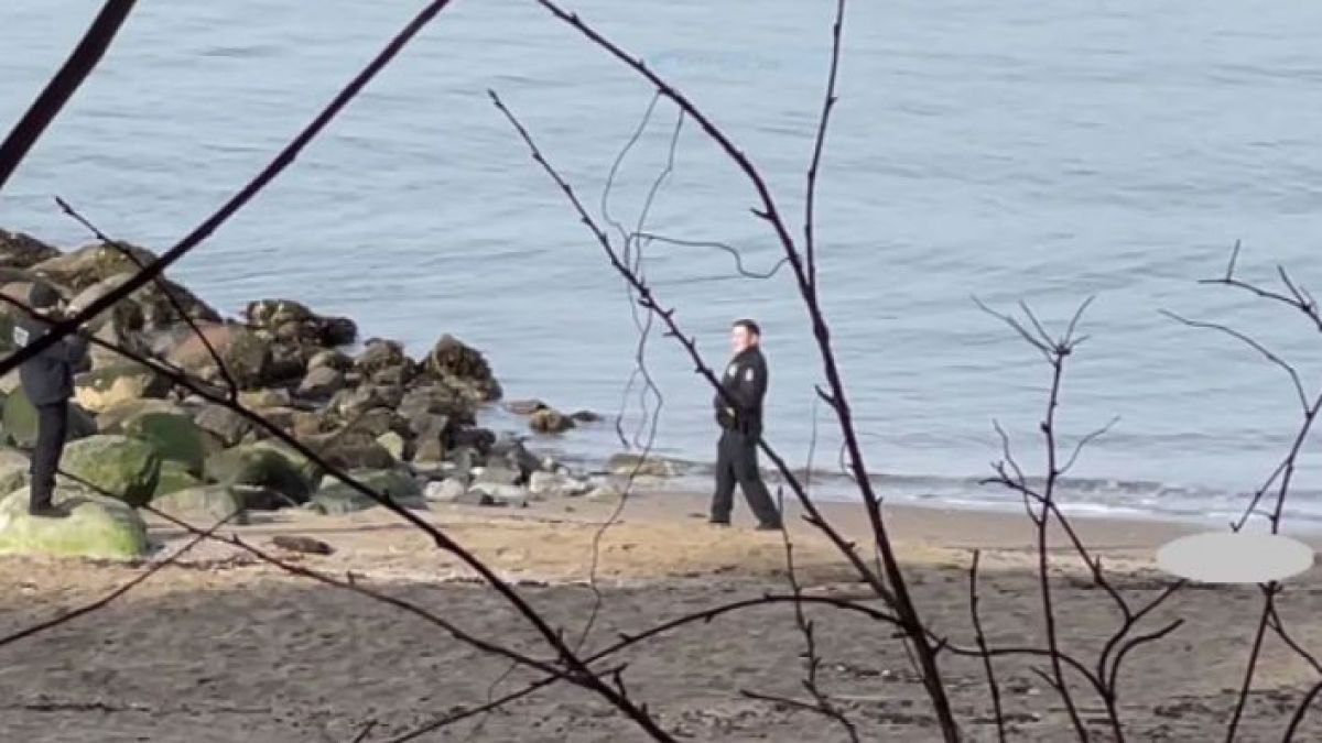 Шок! Ухилени до уши полицаи позират на фона на труп ВИДЕО 