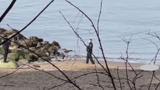 Шок! Ухилени до уши полицаи позират на фона на труп ВИДЕО 