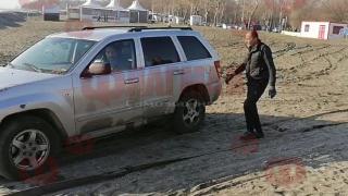 Шофьорът, заорал бургаския плаж с джипа си, шокира с обяснение ВИДЕО 