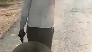 Баща отряза главата на 17-г. си дъщеря и я занесе в полицията, защото... ВИДЕО 18+