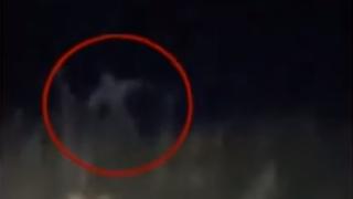 Приятели изкрещяха от ужас, когато огромно същество, подобно на човешки скелет, се затича право към тях ВИДЕО